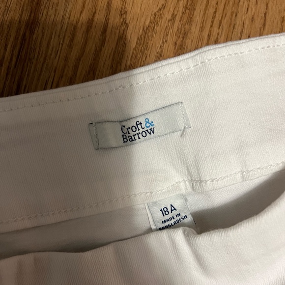 White Croft and Barrow pull on shorts. Size 18. - Picture 3 of 3